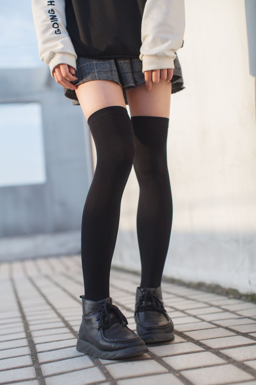 少女秩序 – 天台黑色过膝袜短裙 – 1526