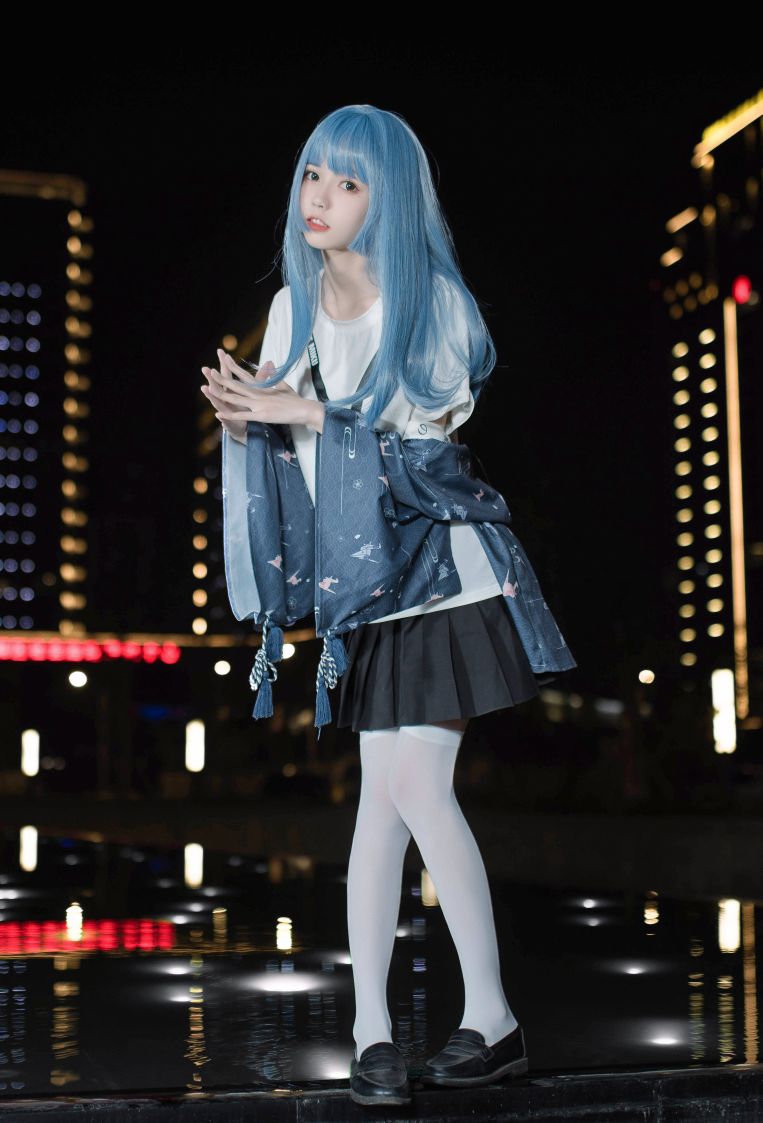 蓝发清纯小姐姐 – 811