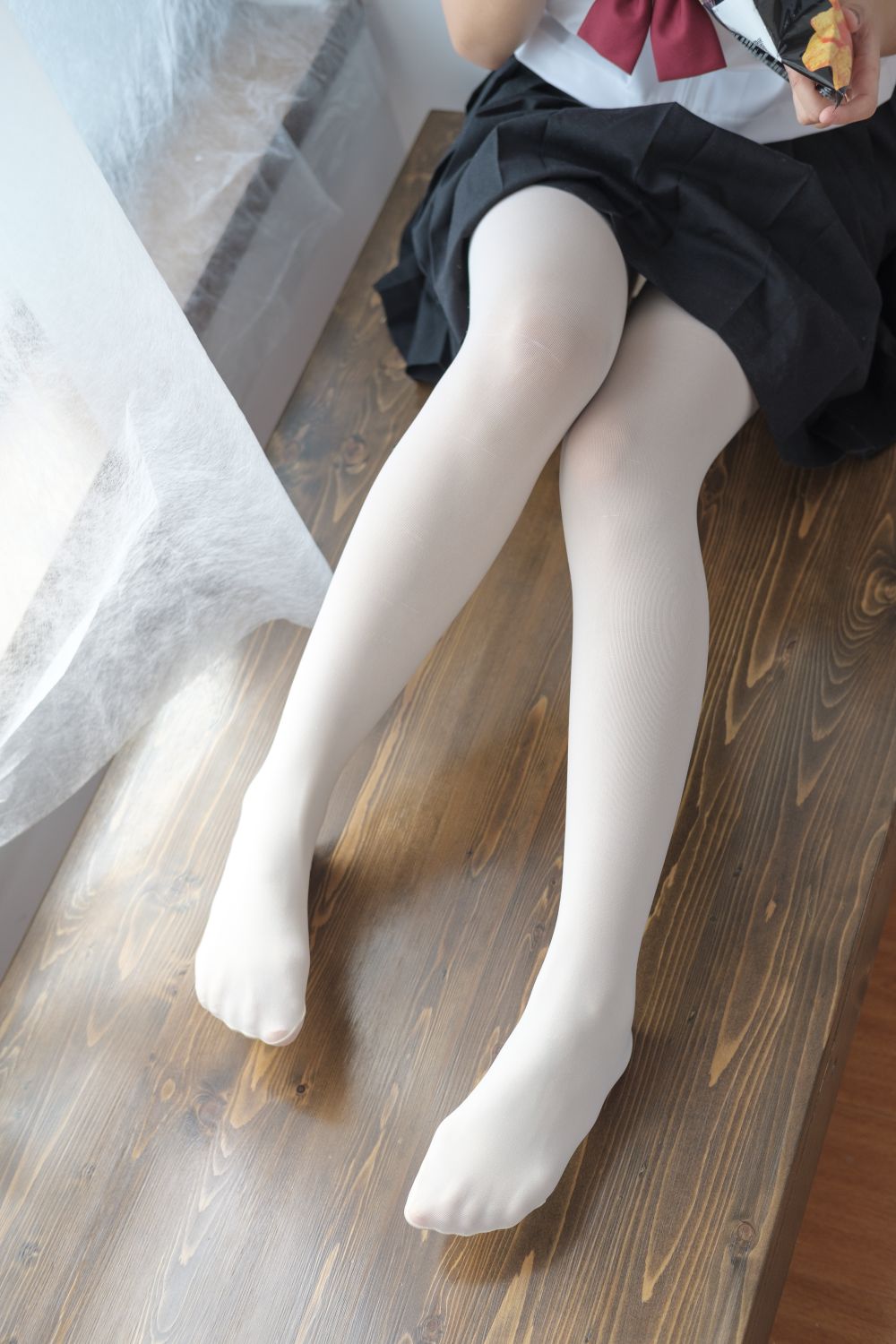 白丝萝莉爱吃零食 – 604