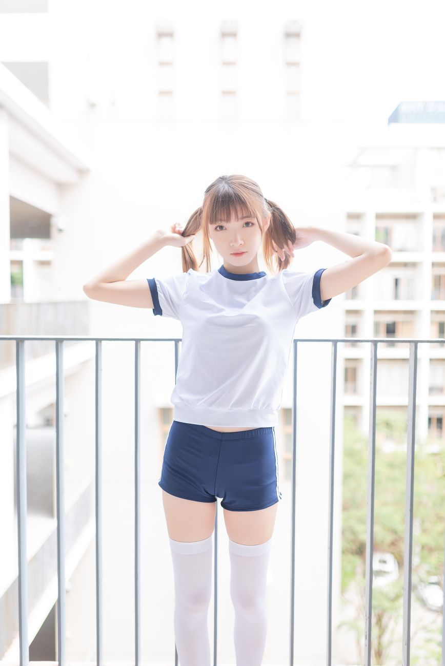 在教室门前穿体操服 – 636
