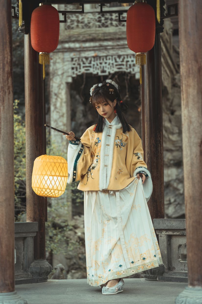 蠢沫沫 – 黄汉服 – 2534