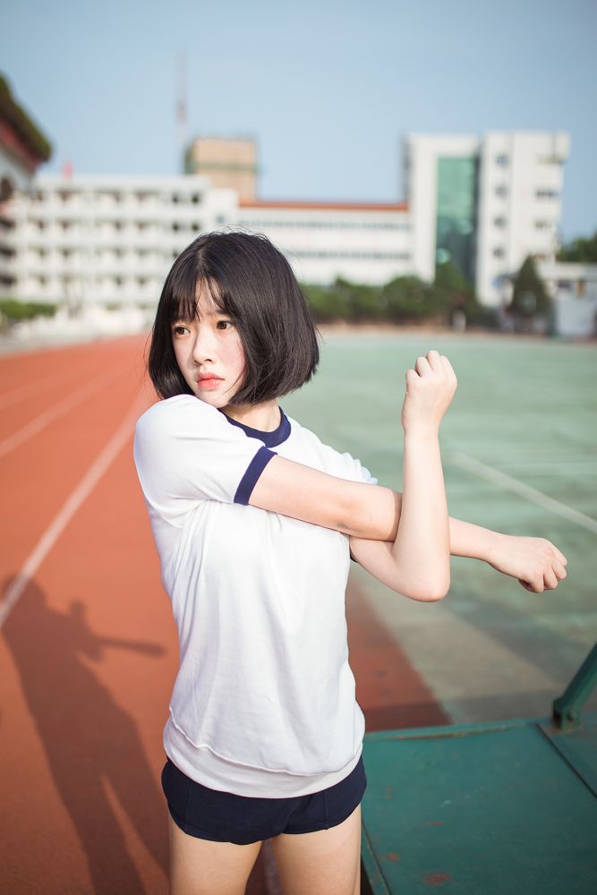 操场上的短发学生 – 130