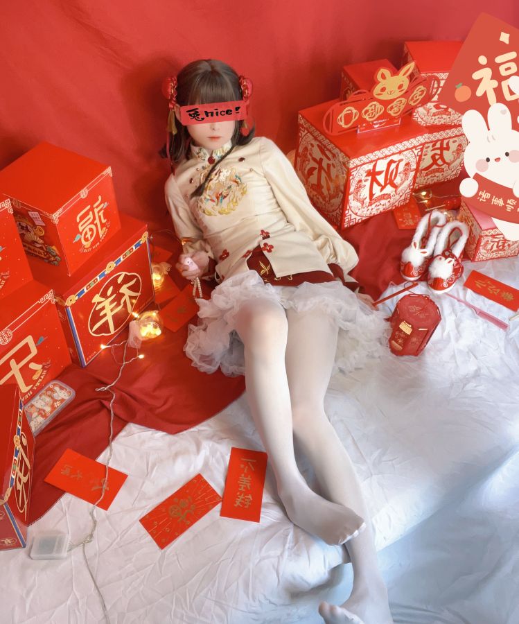 奶糖酱新年白丝女仆 – 821