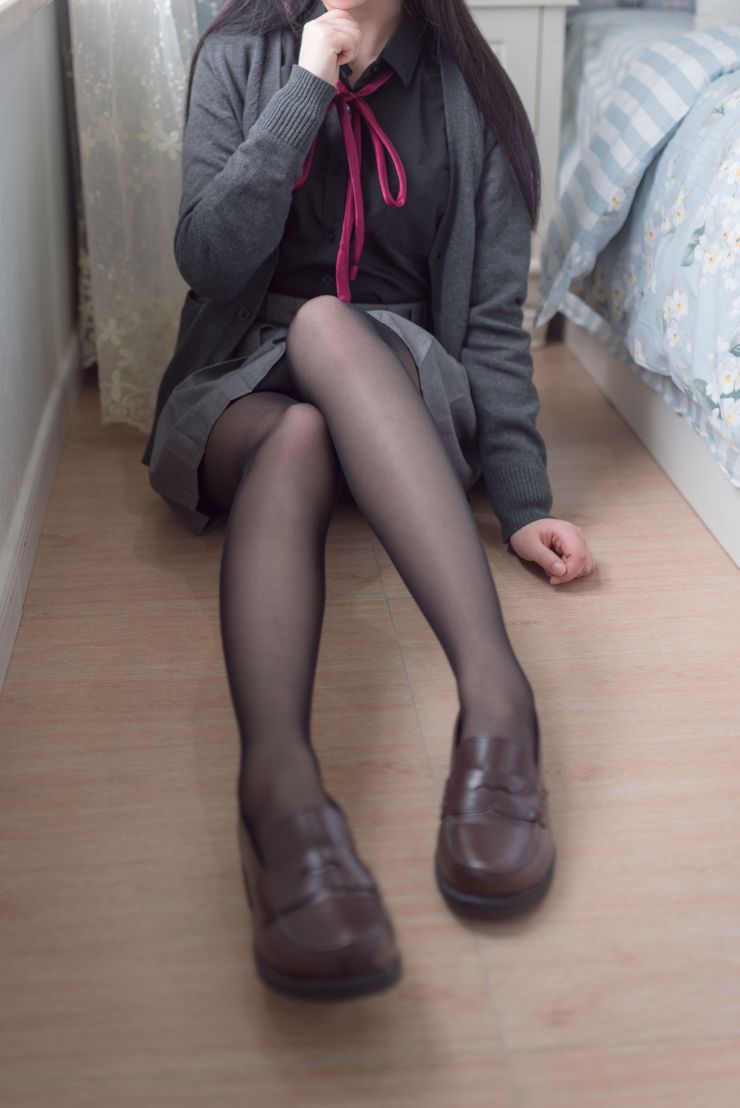 黑丝制服少女 – 402