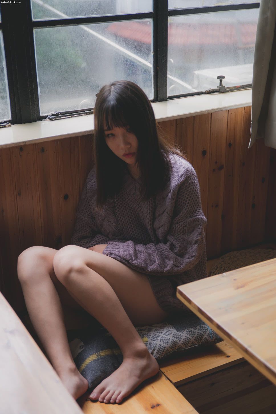 露背毛衣少女 –  014