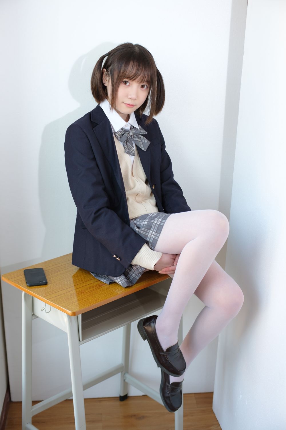 教室里的短发萝莉 – 782
