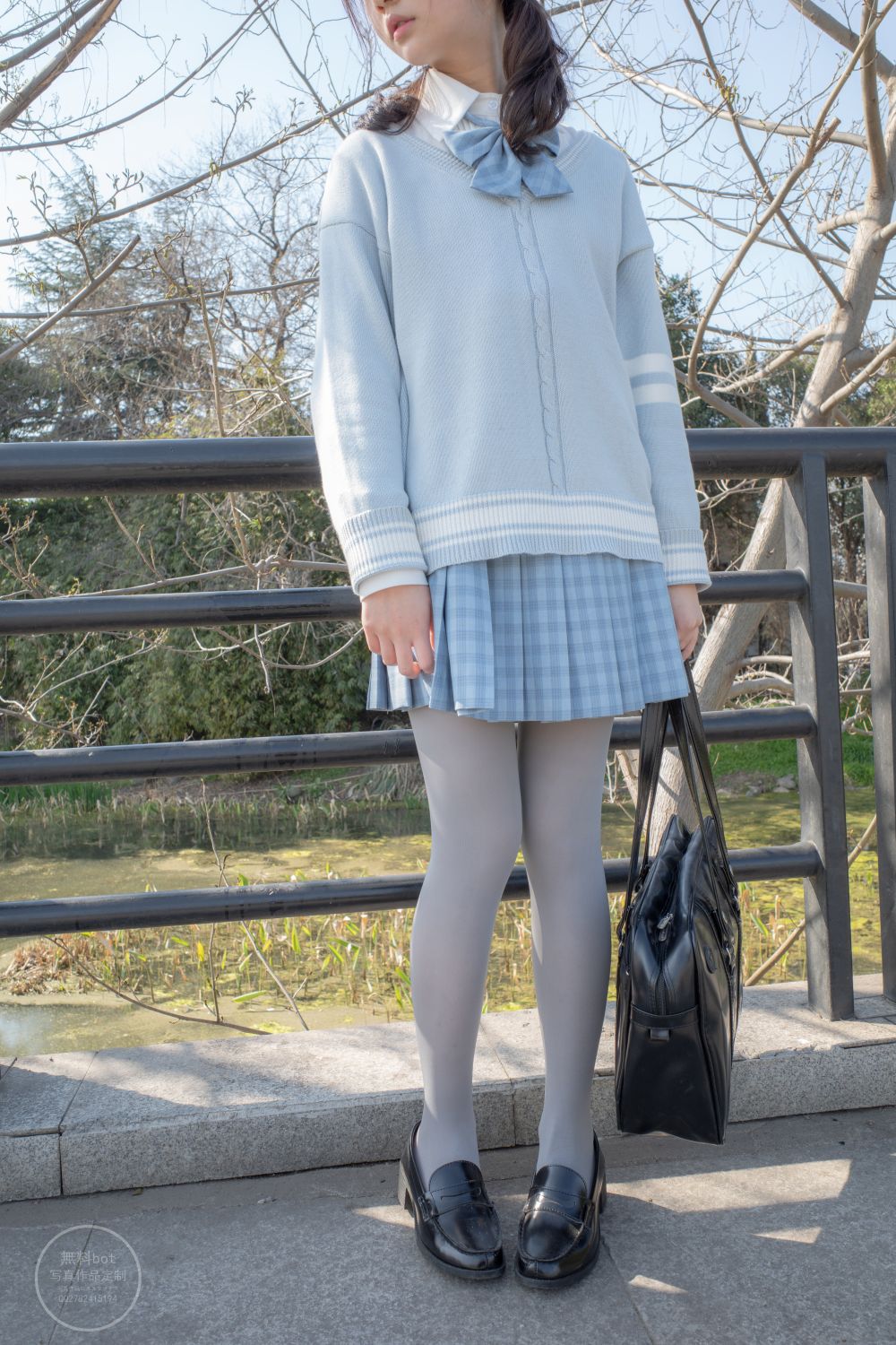 森萝财团 - 有料 - 小香户外公园里的JK制服灰丝美腿 - 4061