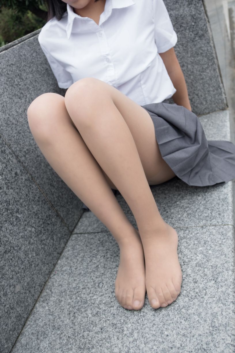 学妹户外肉丝美腿 – 136