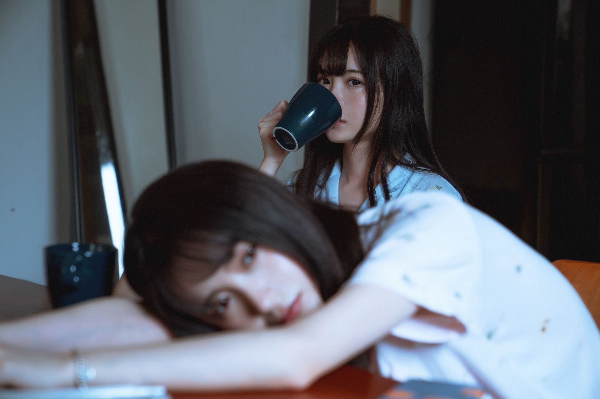 姐妹傍晚卧室写真 – 725