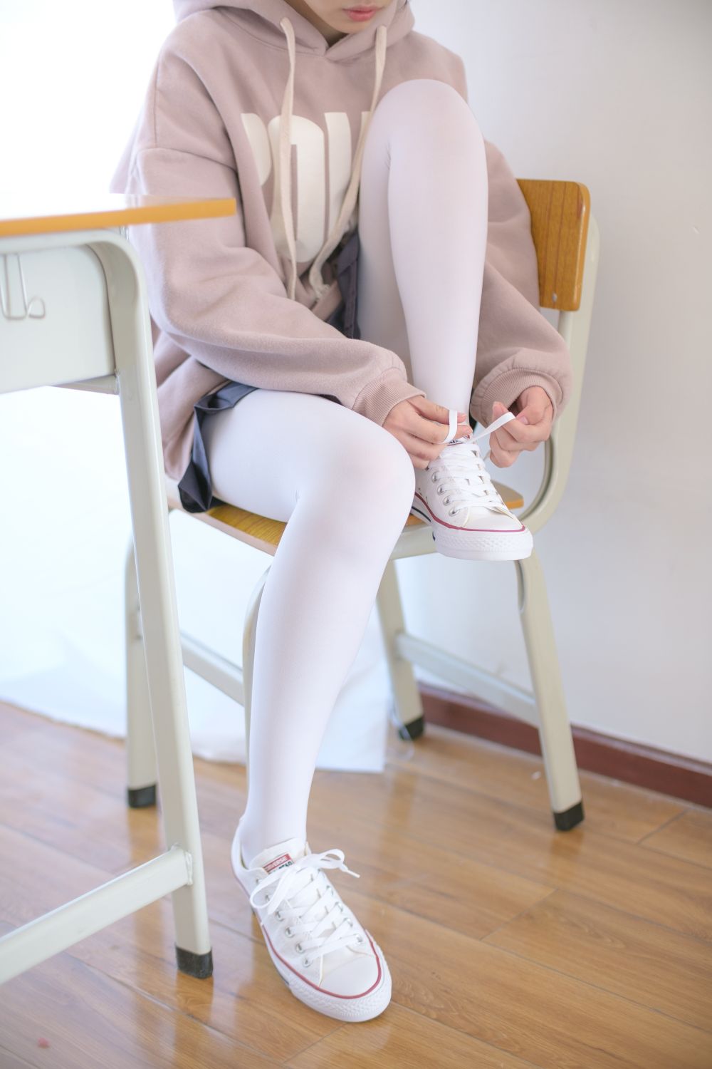 穿粉色外套的白丝学生 – 148